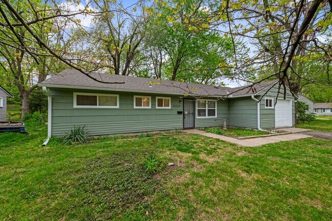 Building Photo - COMING SOON! 5 Bedrooms, 2 Bathrooms in Ka...