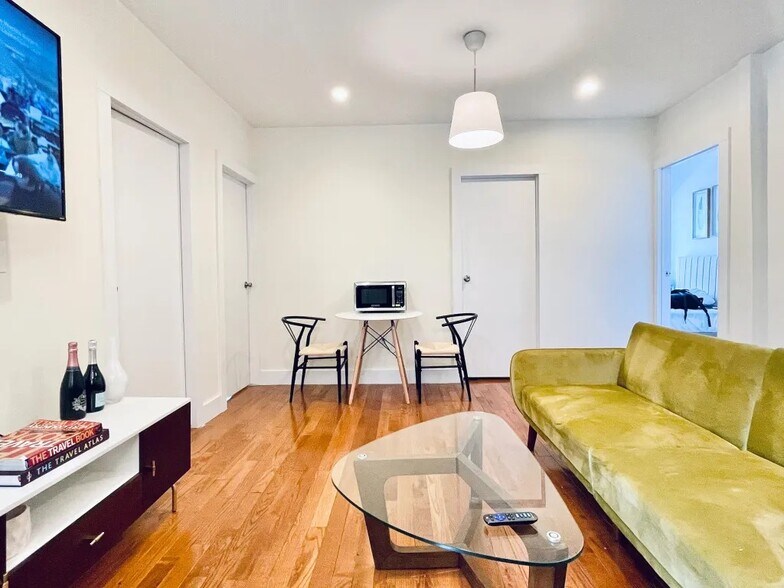 Building Photo - Furnished room/NOT APARTMENT