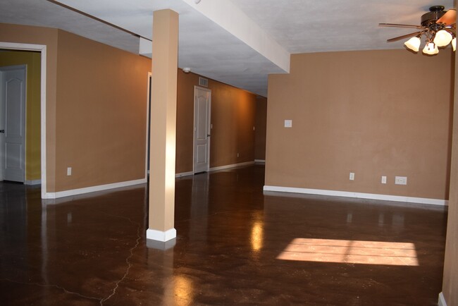 Building Photo - Beautiful spacious home in Waynesville