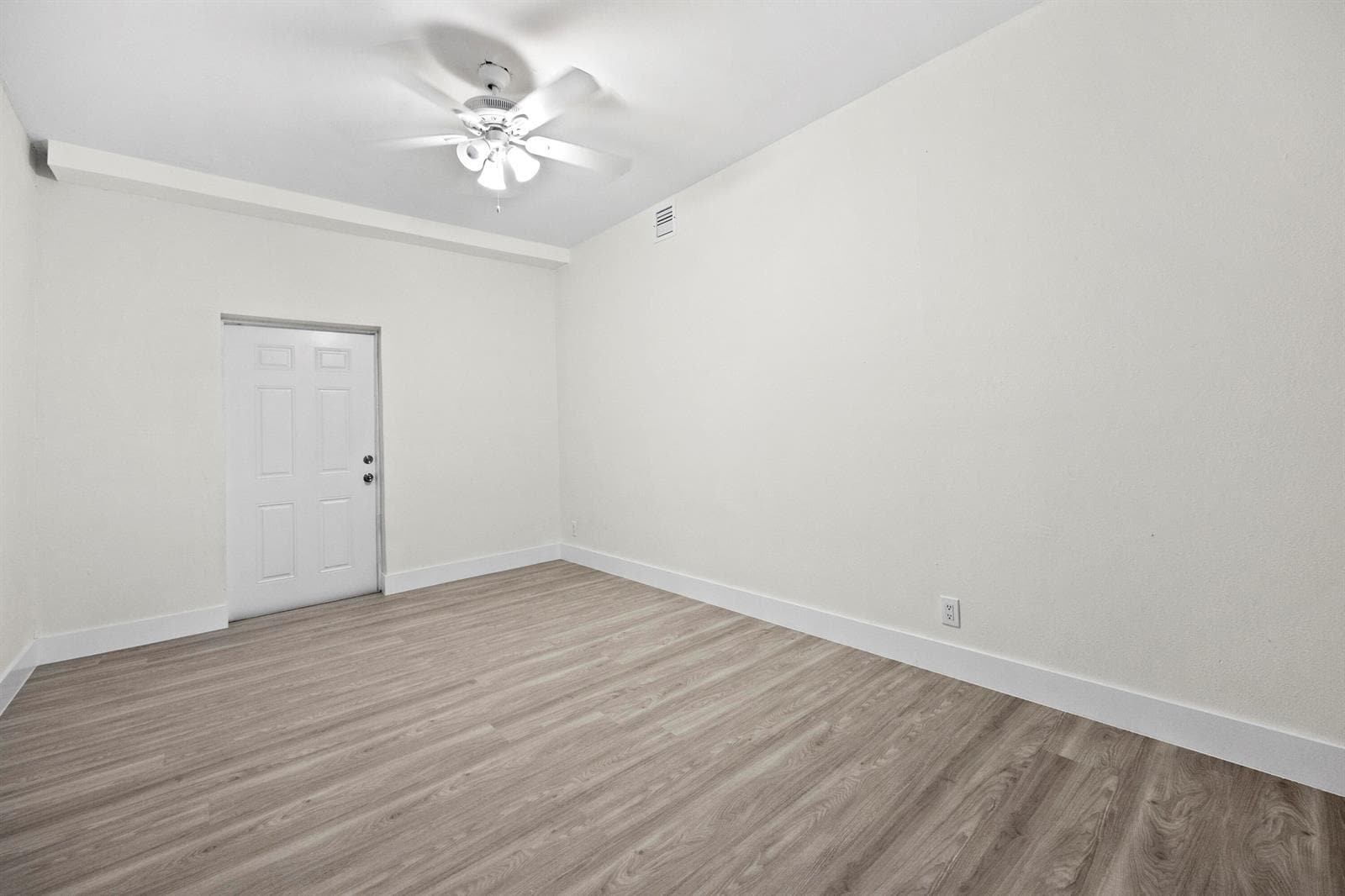 Building Photo - 1828 N Palmway