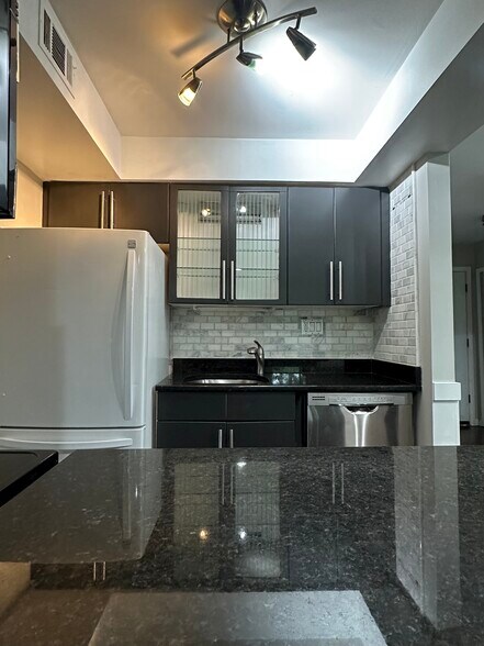 Building Photo - 2777 Davison Ave