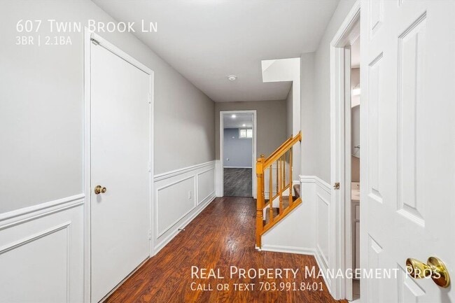 Building Photo - 607 Twin Brook Ln