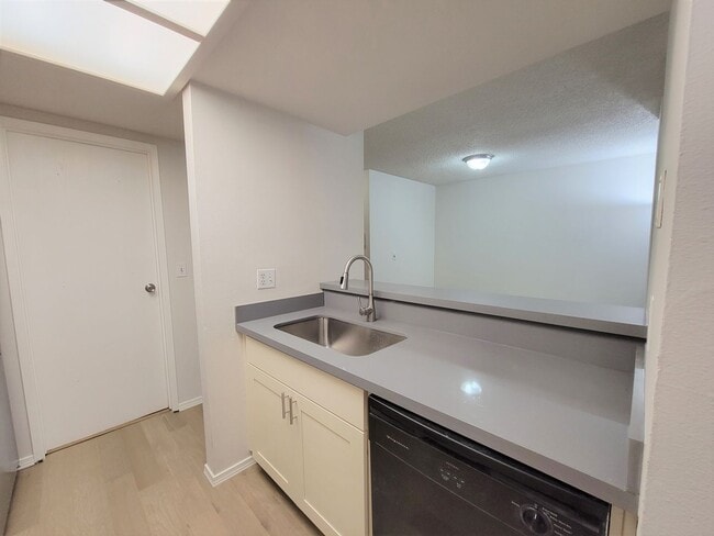 Building Photo - 1BD/1BA Bellevue Condo Across from Microsoft