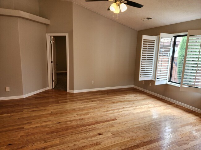 Building Photo - Beautiful home in well kept community