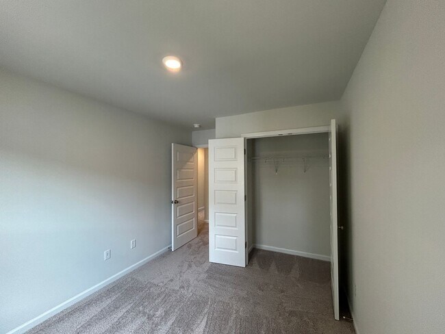 Building Photo - Luxury End-Unit Townhome with 2-Car Garage, Deck & Bonus Room – Available June 5!