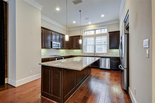 Building Photo - 720 N Shepherd Dr