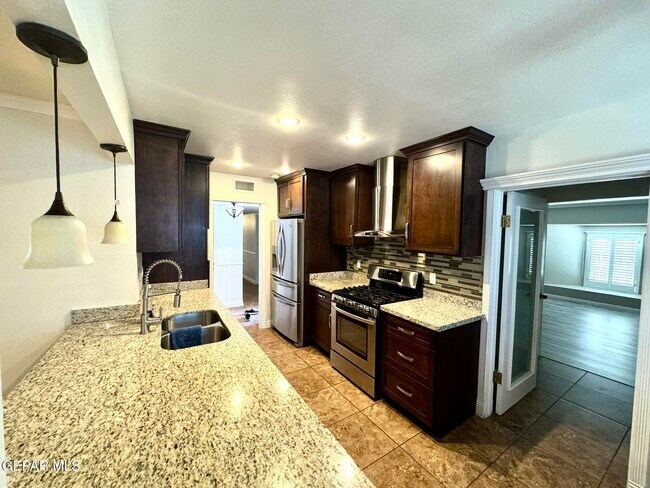 Building Photo - 10288 Lakeview Dr