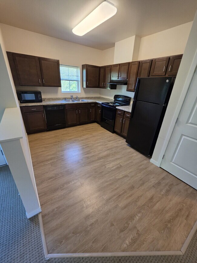 Building Photo - 2 Bedroom | 1 Bathroom 2nd Floor Apartment Available RIGHT NOW!