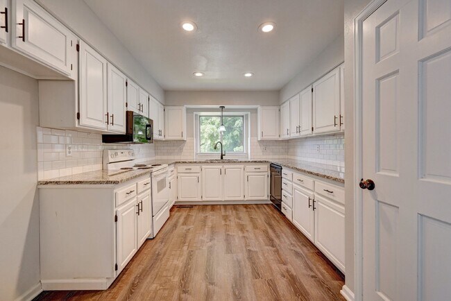 Building Photo - $2,800 - 3 Bed. 2.5 Bath Home with AC, Lof...
