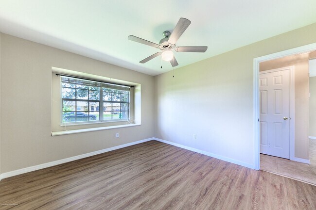 Building Photo - price drop!! PET FRIENDLY- WATERFRONT- SPACIOUS- CENTRAL LOCATION