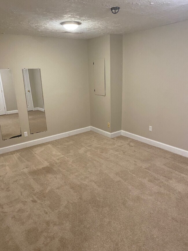Building Photo - 711 Wyndhurst Dr
