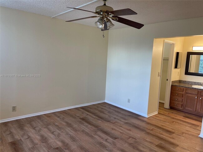 Building Photo - 9461 Evergreen Pl