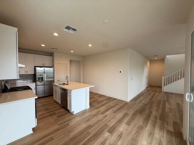 Building Photo - 624 N Vine St