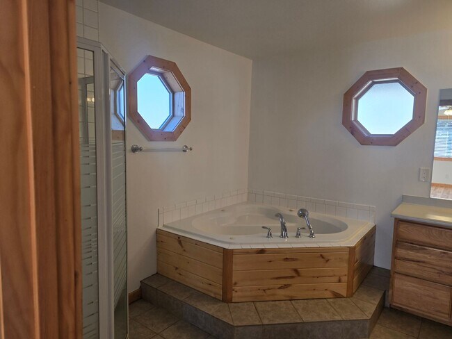 Building Photo - Lovely Lakewood Home