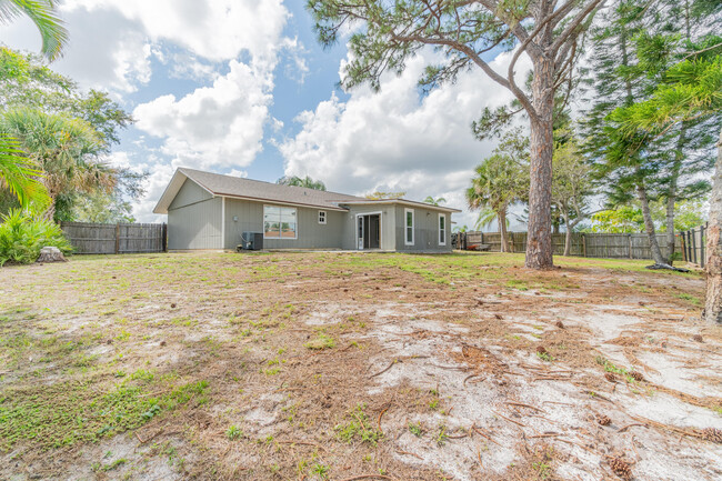 Building Photo - 602 SE Ridgely Ave