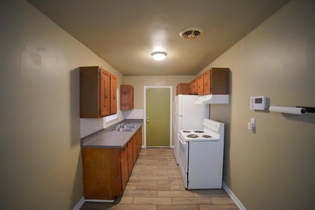 Building Photo - 926 Apache St