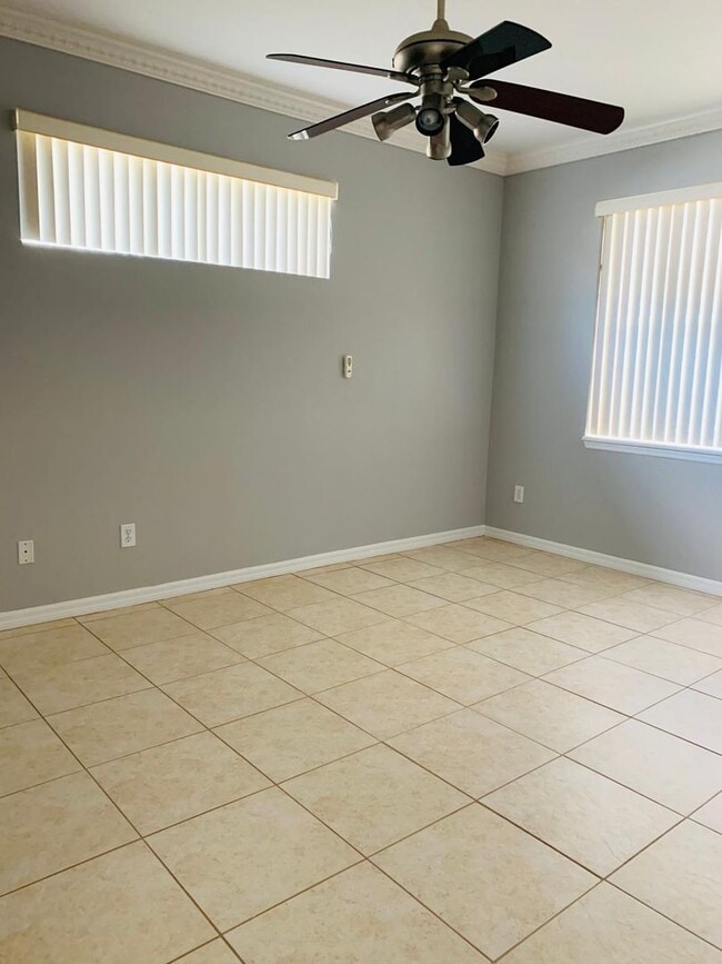 Building Photo - Beautiful 4 bed 3 bath plus Office and Pri...