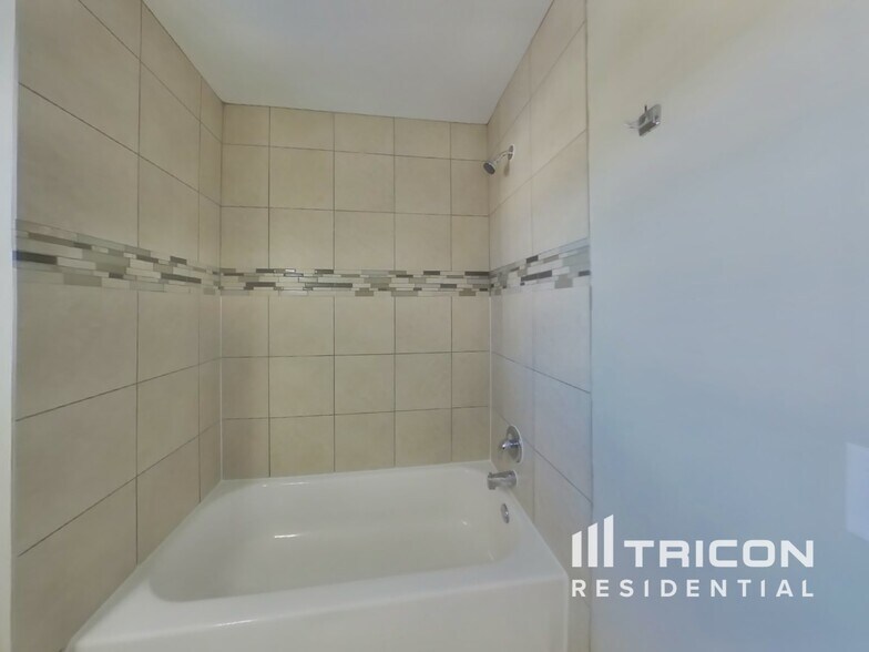 Building Photo - 2304 Whitley Ln