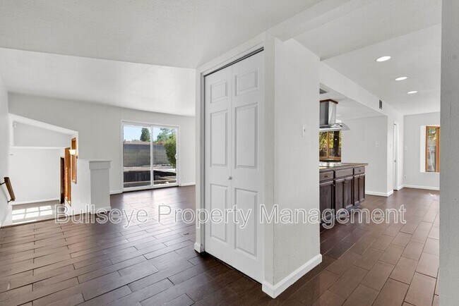 Building Photo - 1333 E Donner Dr