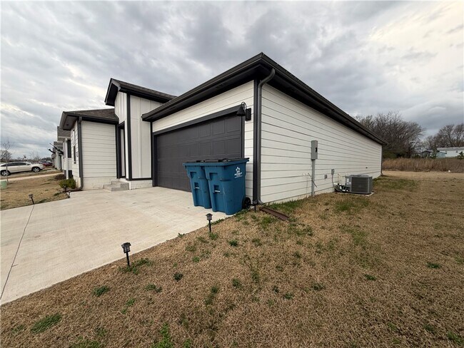 Building Photo - 207 NW Pinwheel St