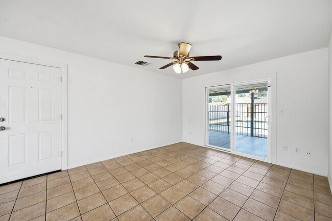 Building Photo - 204 E Duke Dr