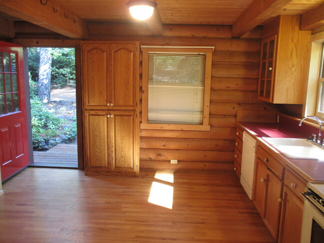 Building Photo - Beautiful 3 bedroom Log Home on large lot ...