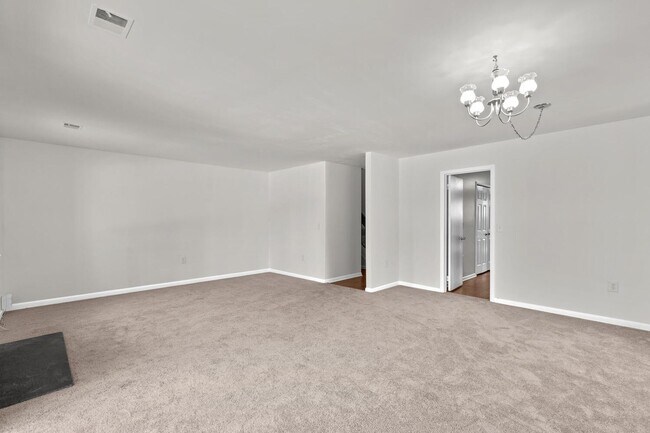 Building Photo - Updated 1800+ sq/ft 3 bdrm 2.5 bath end unit townhome