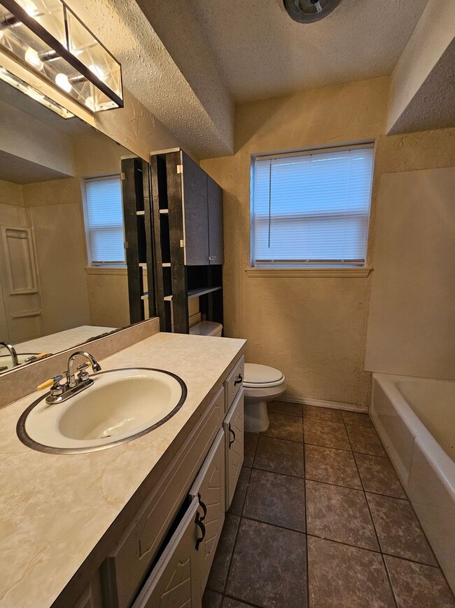 Building Photo - (3) Bed/(2) Bath Avail NOW! Pets Negotiable!