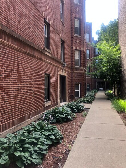 Building Photo - 4416 N Ashland Ave