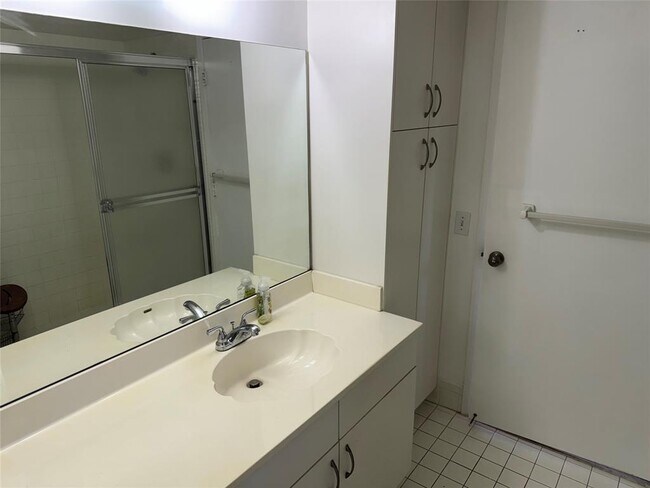 Building Photo - 2334 S Cypress Bend Dr
