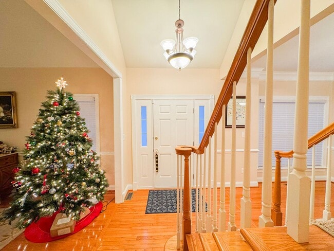 Building Photo - Lavish 4 Bed 3.5 Bath Home With Sunroom & Large Recreation Room In Desired South Riding