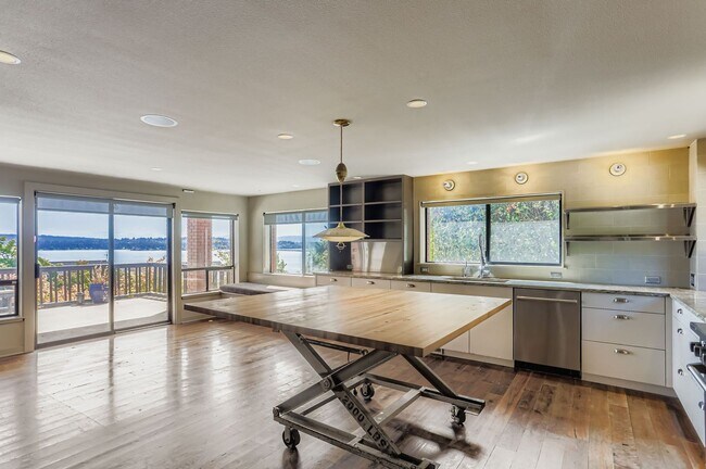 Building Photo - Laurelhurst View Home