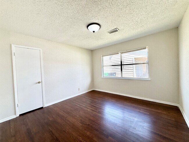 Building Photo - 5315 Newkirk Ln