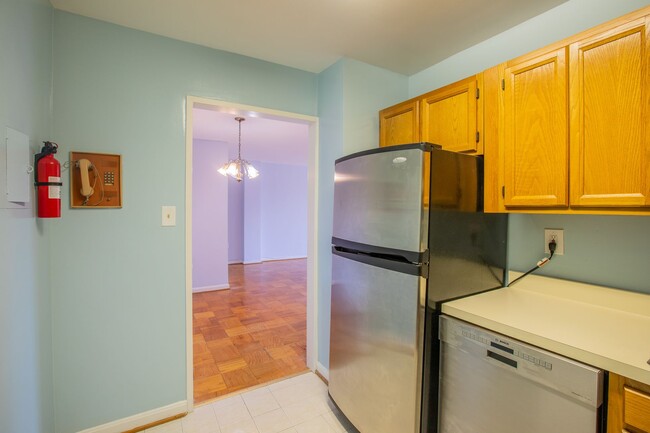 Building Photo - Lovely 1 BR/1 BA Condo in Forest Hills!