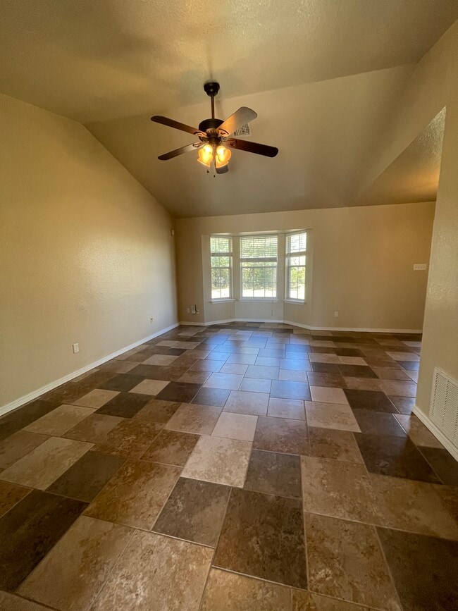 Building Photo - 9395 Sprucewood