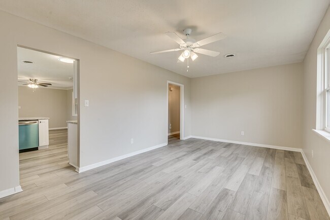 Building Photo - 250 Almon Ct