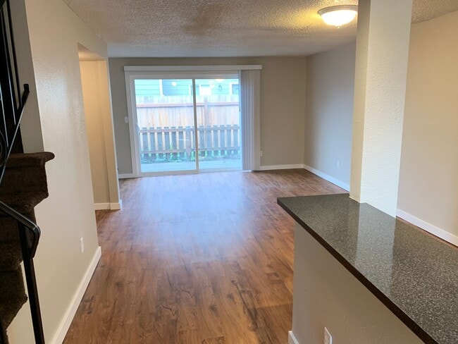 Building Photo - 2 Bedroom Town House!