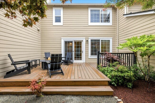 Building Photo - For Lease $2950/Month: Beautifully updated 2/Bdrm Townhome with large Bonus Room