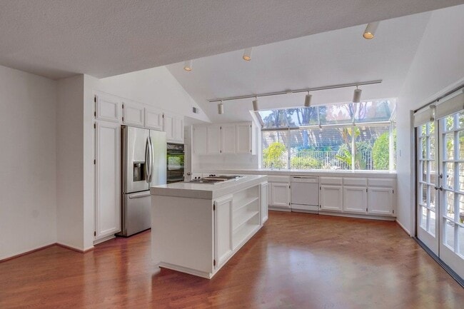 Building Photo - 26721 Sierra Vista