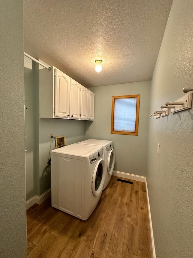 Building Photo - Lovely 3 Bedroom 2 Bath home in great location