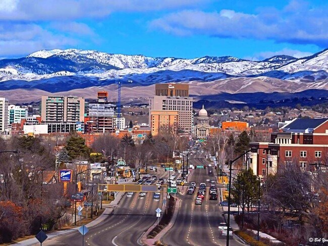 Building Photo - 1705 S Vermont Ave