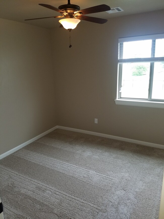 Building Photo - 3 bed 2.5 bath home with view of water