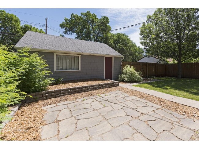 Building Photo - Charming Bungalow Available - Walk To Sout...