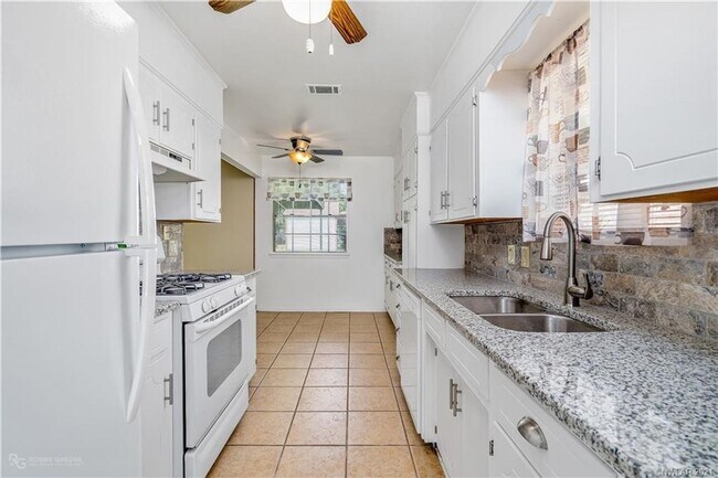 Building Photo - Updated 3 bed/ 2 bath home in South Bossier