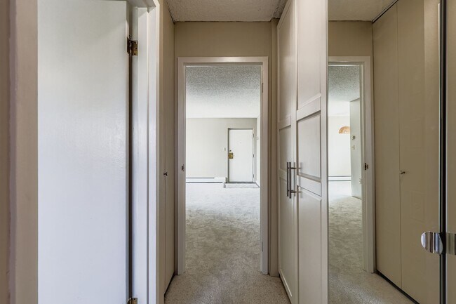 Building Photo - Sunny 6th-Floor Condo at Penn Towers – Rig...