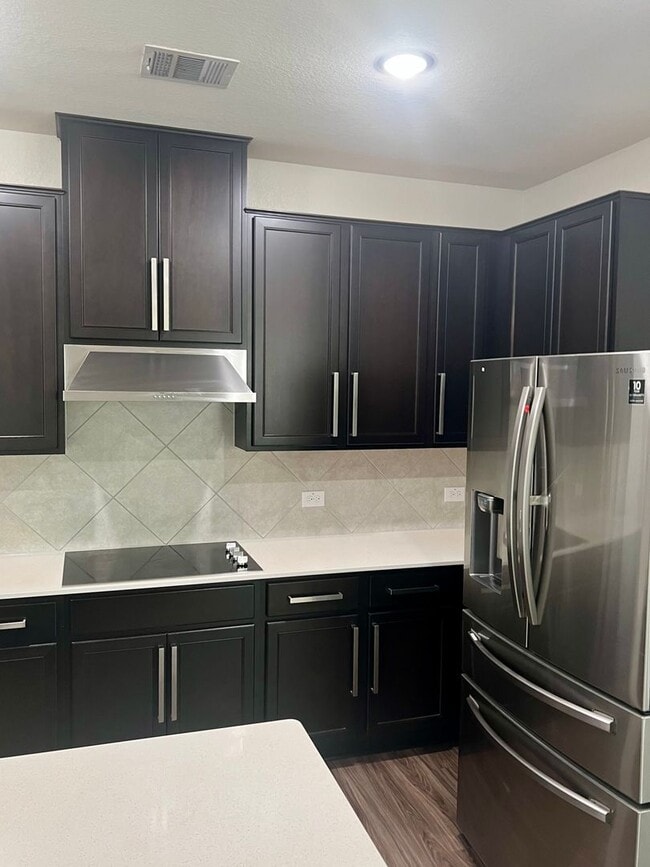 Building Photo - Large 5 Bedroom Home on Corner Lot