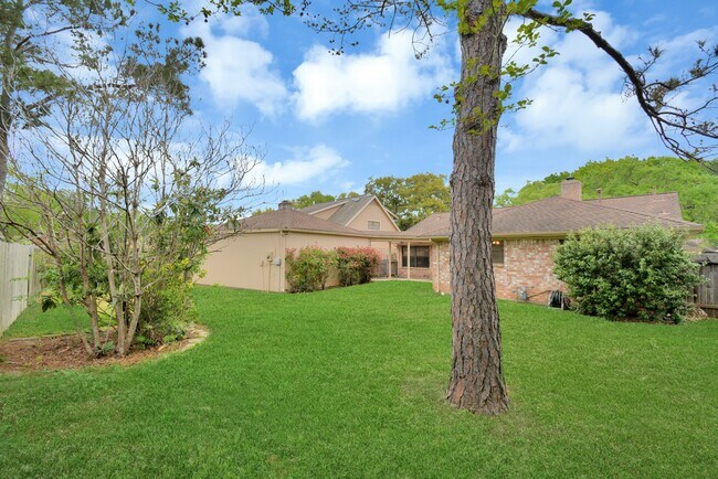 Building Photo - 2818 Colonial Dr