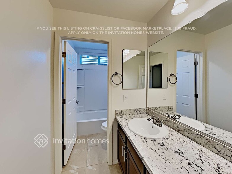 Building Photo - 225 N Sandal