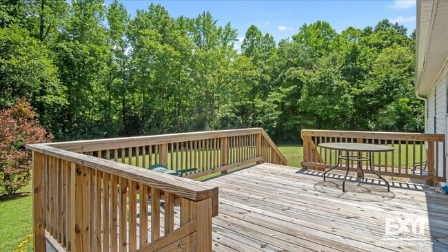 Building Photo - Spacious 3 Bedroom, 2 Bathroom Home in Cou...