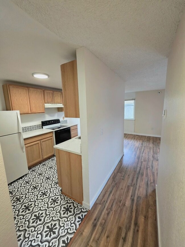 Building Photo - Renton Sunset Heights Condominiums - 2 bedroom 1 bathroom lower floor unit - Water, Sewer & Garba...